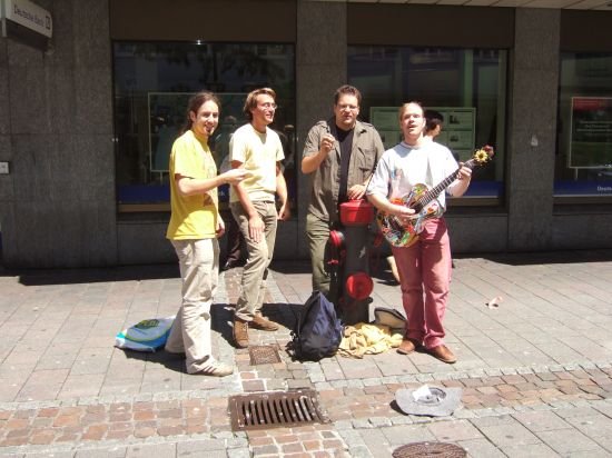 baarrockmitstraenmusikerinsingen.jpg